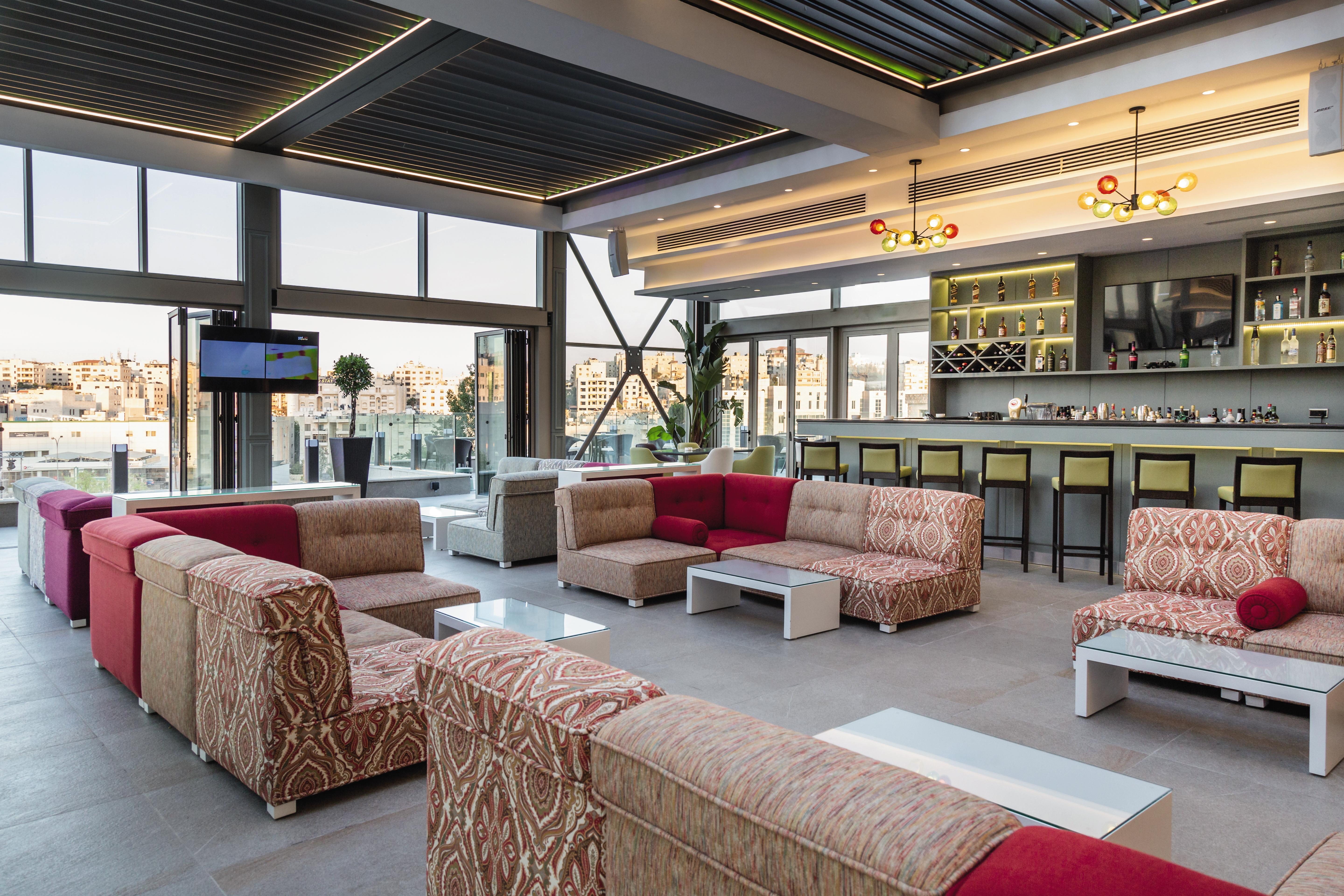 Moevenpick Hotel Amman Bagian luar foto The Sky Bar