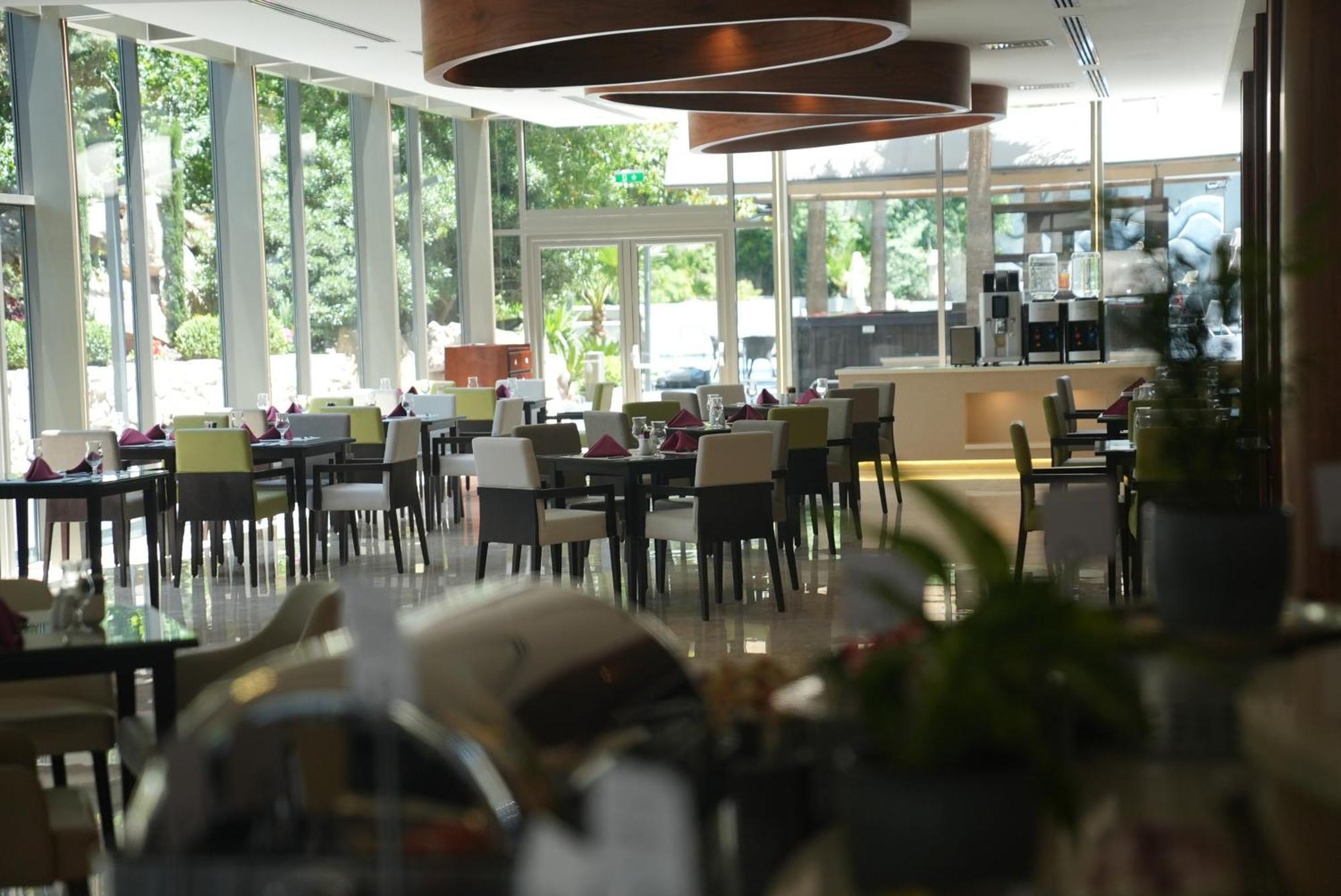 Moevenpick Hotel Amman Bagian luar foto The restaurant