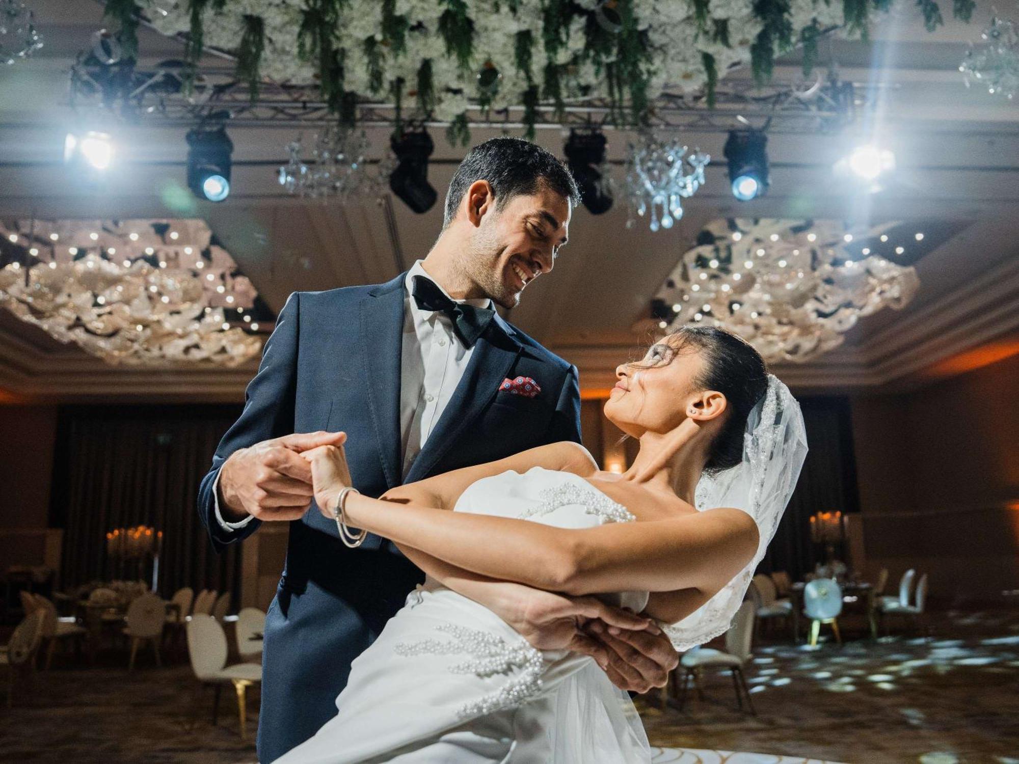 Moevenpick Hotel Amman Bagian luar foto Wedding couple dancing