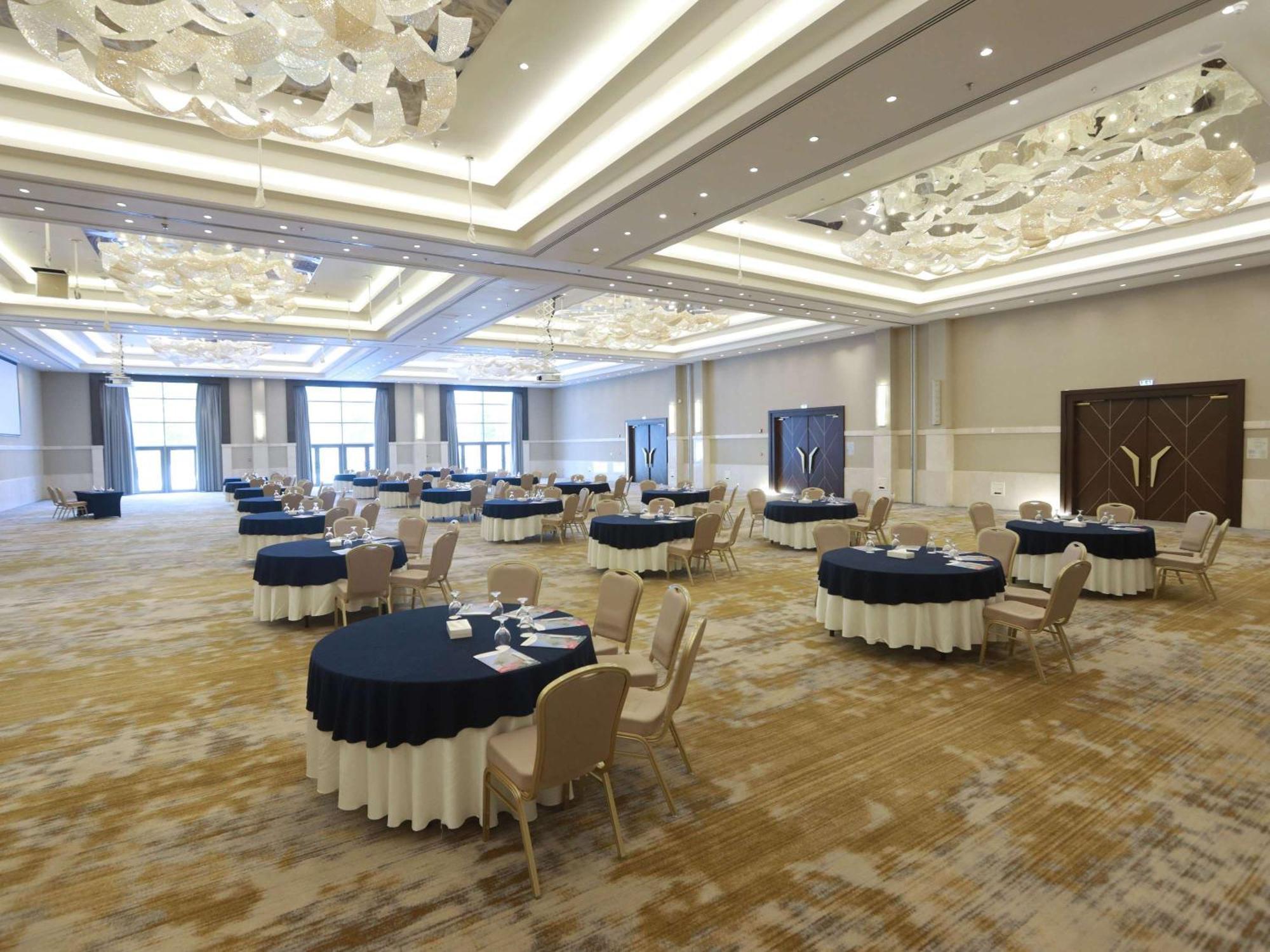 Moevenpick Hotel Amman Bagian luar foto The ballroom