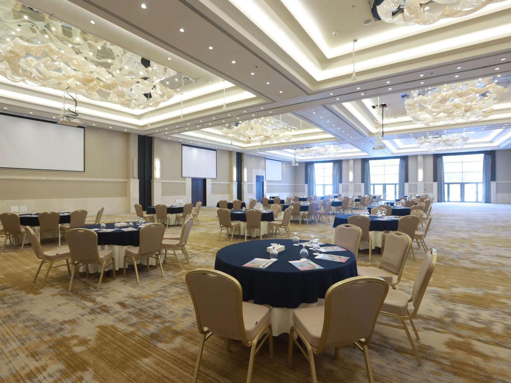 Moevenpick Hotel Amman Bagian luar foto The Grand Ballroom