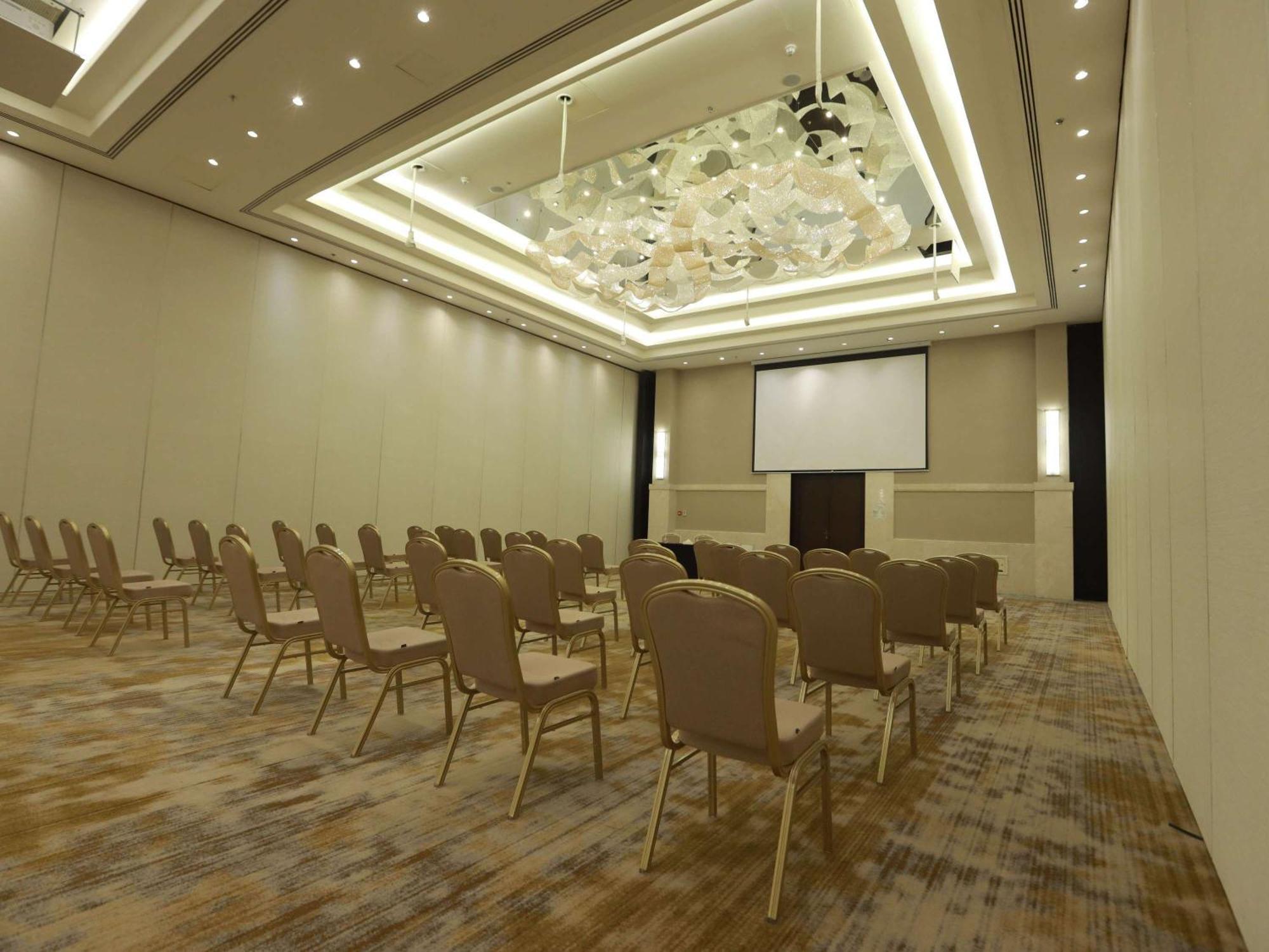 Moevenpick Hotel Amman Bagian luar foto Meeting room